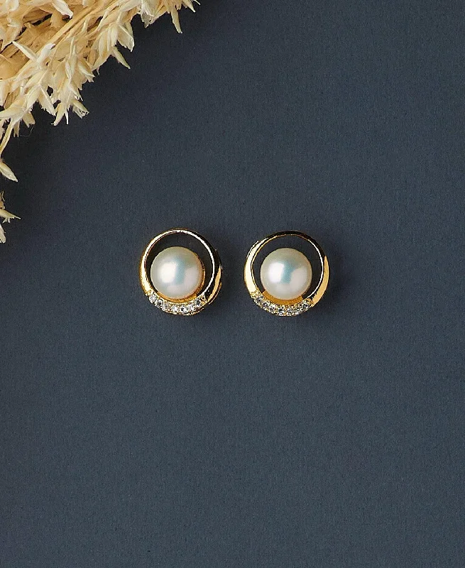 women heart earrings -Pretty Pearl Stud Earring