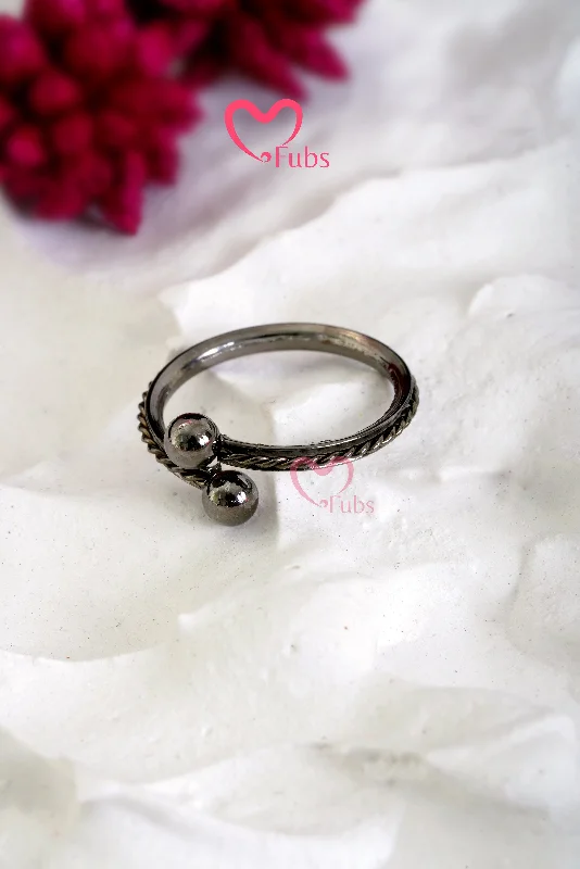 women delicate rings -Black Bead Embellished Ring